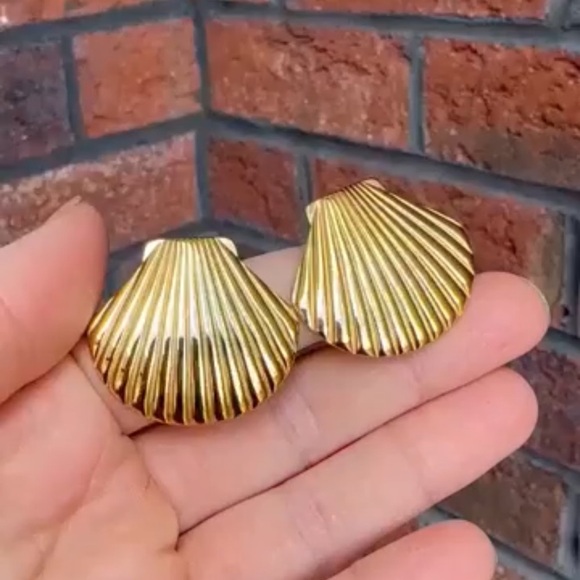 Seashell Stainless Steel Waterproof Earrings - Picture 4 of 11